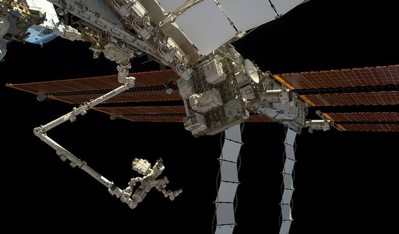 Астронавты установили новые батареи на поверхности МКС