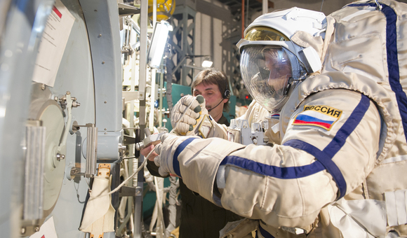Российские космонавты отрабатывают на Земле ручной запуск спутников