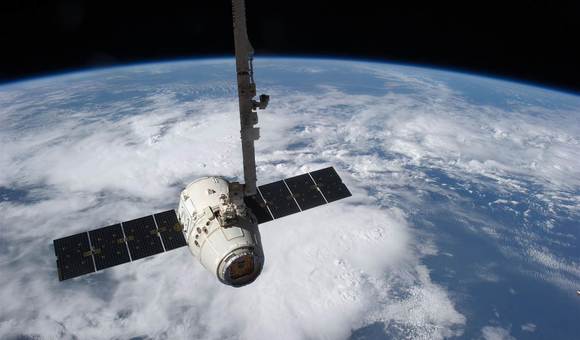 Космический грузовик Dragon пристыковался к МКС со второй попытки