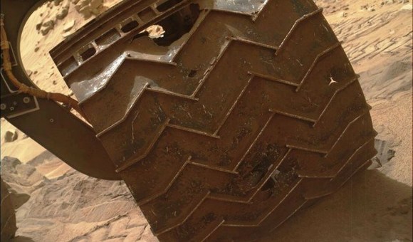 На колесе марсохода Curiosity выявлены повреждения