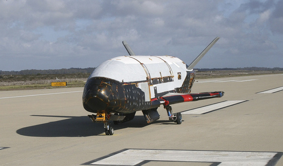 Секретный орбитальный самолет ВВС США X-37B вернулся на Землю после двух лет в космосе