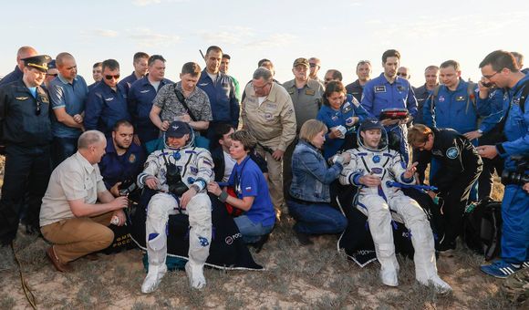 Спускаемый аппарат с двумя членами экипажа МКС приземлился в Казахстане 