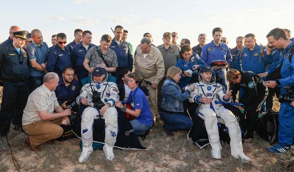 Спускаемый аппарат с двумя членами экипажа МКС приземлился в Казахстане