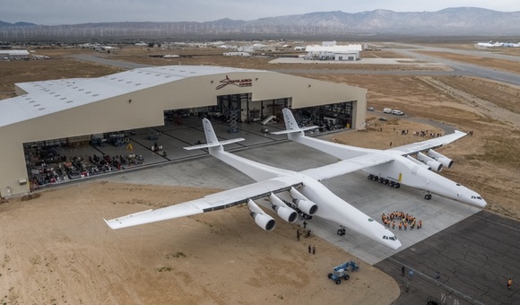 В США впервые выкатили из ангара самолет Stratolaunch, способный запускать ракеты-носители