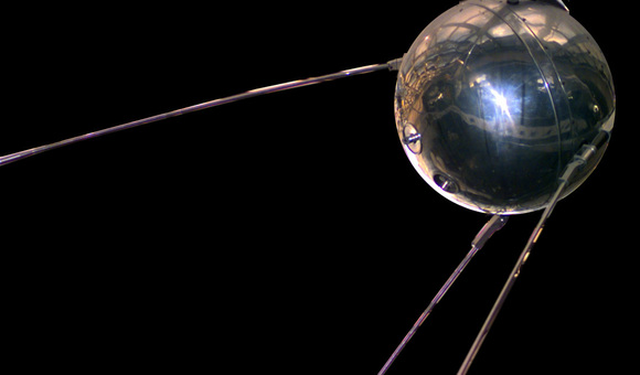 Модель первого спутника Земли станет талисманом экипажа пилотируемого корабля «Союз МС-06»