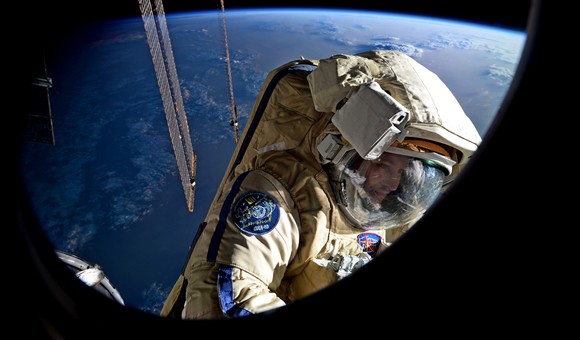 Российские космонавты успешно завершили выход в открытый космос 