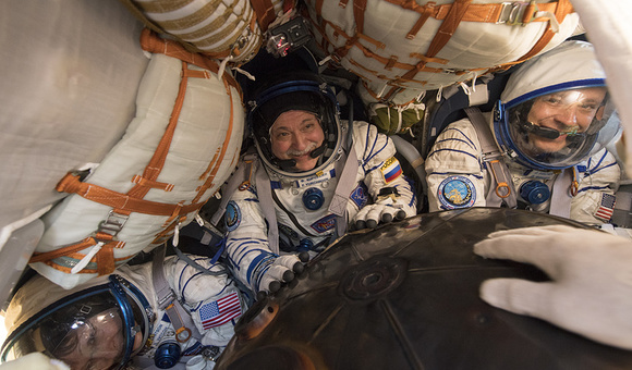 Спускаемый аппарат «Союза МС-04» с тремя членами экипажа МКС приземлился в Казахстане