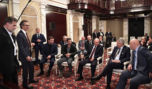 Владимир Путин посмотрел фильм «Салют-7» и встретился с космонавтами-участниками событий картины