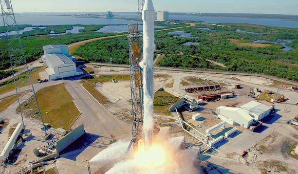 SpaceX впервые повторно отправила ступень ракеты и капсулу Dragon с грузом на МКС