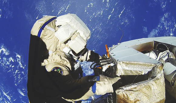 Роскосмос опубликовал снимки рекордного выхода космонавтов РФ в открытый космос