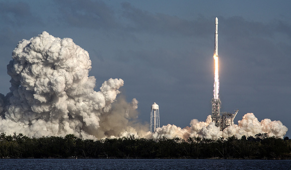 SpaceX вывела на орбиту спутник связи, применив Falcon 9 с новым разгонным блоком