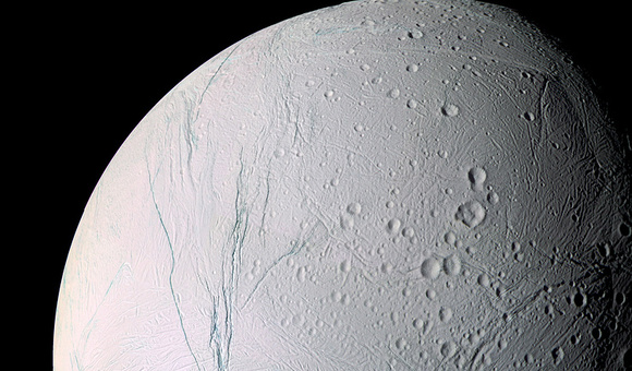 Ученые нашли сложную органику в подледном океане спутника Сатурна Энцелада