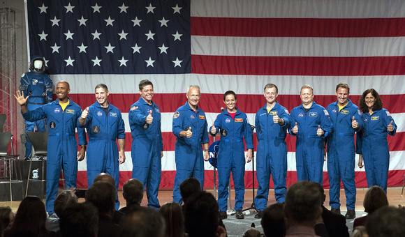 Названы астронавты, которые первыми полетят на кораблях Starliner и Dragon