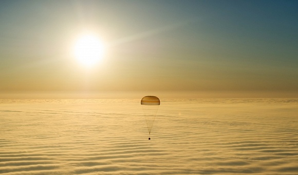 Спускаемая капсула «Союза ТМА-17М» с экипажем успешно приземлилась в Казахстане