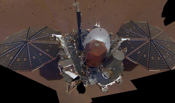 Марсианская станция InSight сделала первое «селфи» на Красной планете