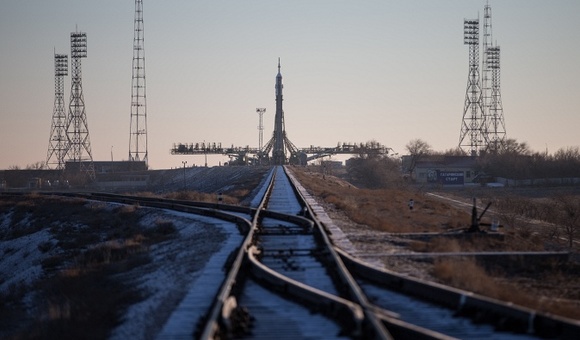 Ракета-носитель «Союз-ФГ» с пилотируемым кораблем «Союз» установлена на стартовый стол