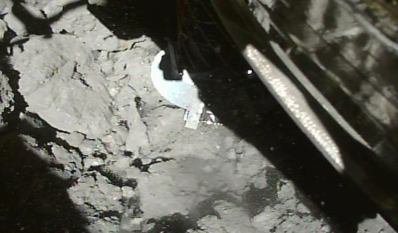 Опубликованы фотографии второй посадки японского зонда на астероид Рюгу