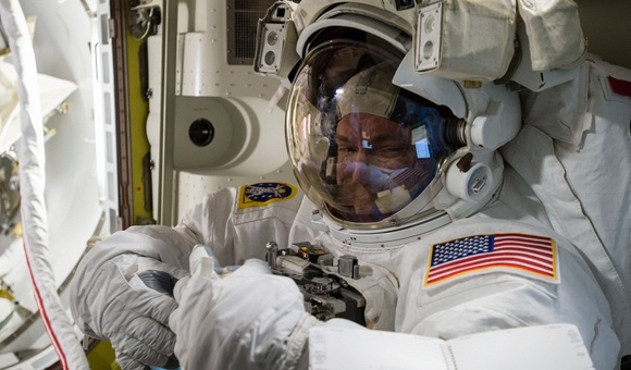 Американские астронавты сдвинули застрявшую тележку на поверхности МКС