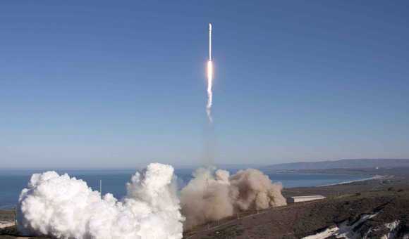 В США SpaceX удалось опустить на землю после старта первую ступень своей ракеты